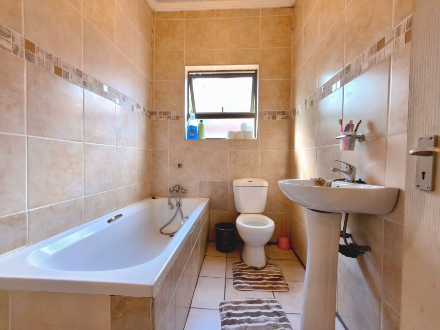 4 Bedroom Property for Sale in Mooivallei Park North West